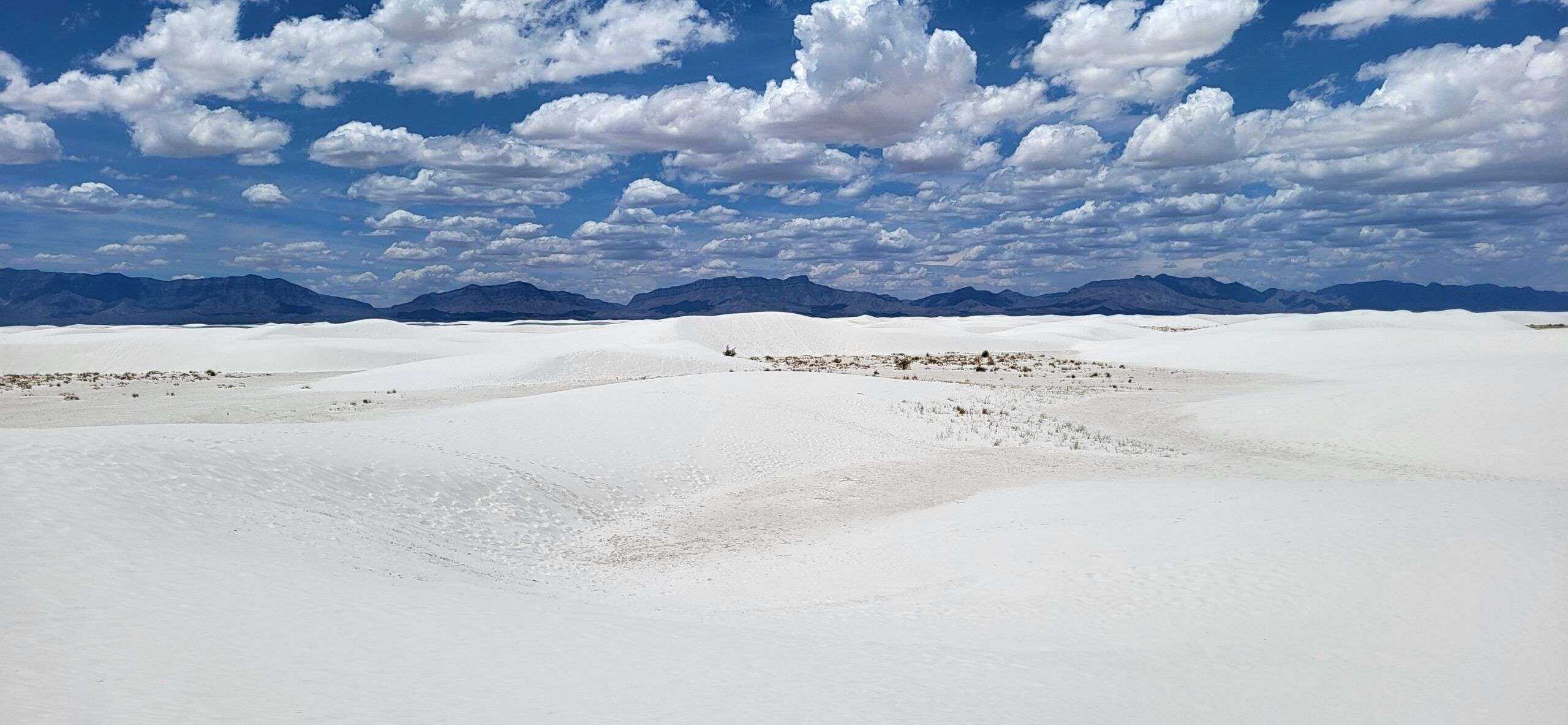Weiße Sanddünen in der Wüste mit blauer Himmel und Wolken, Mountain View in USA, einzigartiges Wüstenlandschaftsbild, All of USA, Natur, weite Landschaft, beeindruckende Wüstenregionen, USA Sehenswürdigkeiten.