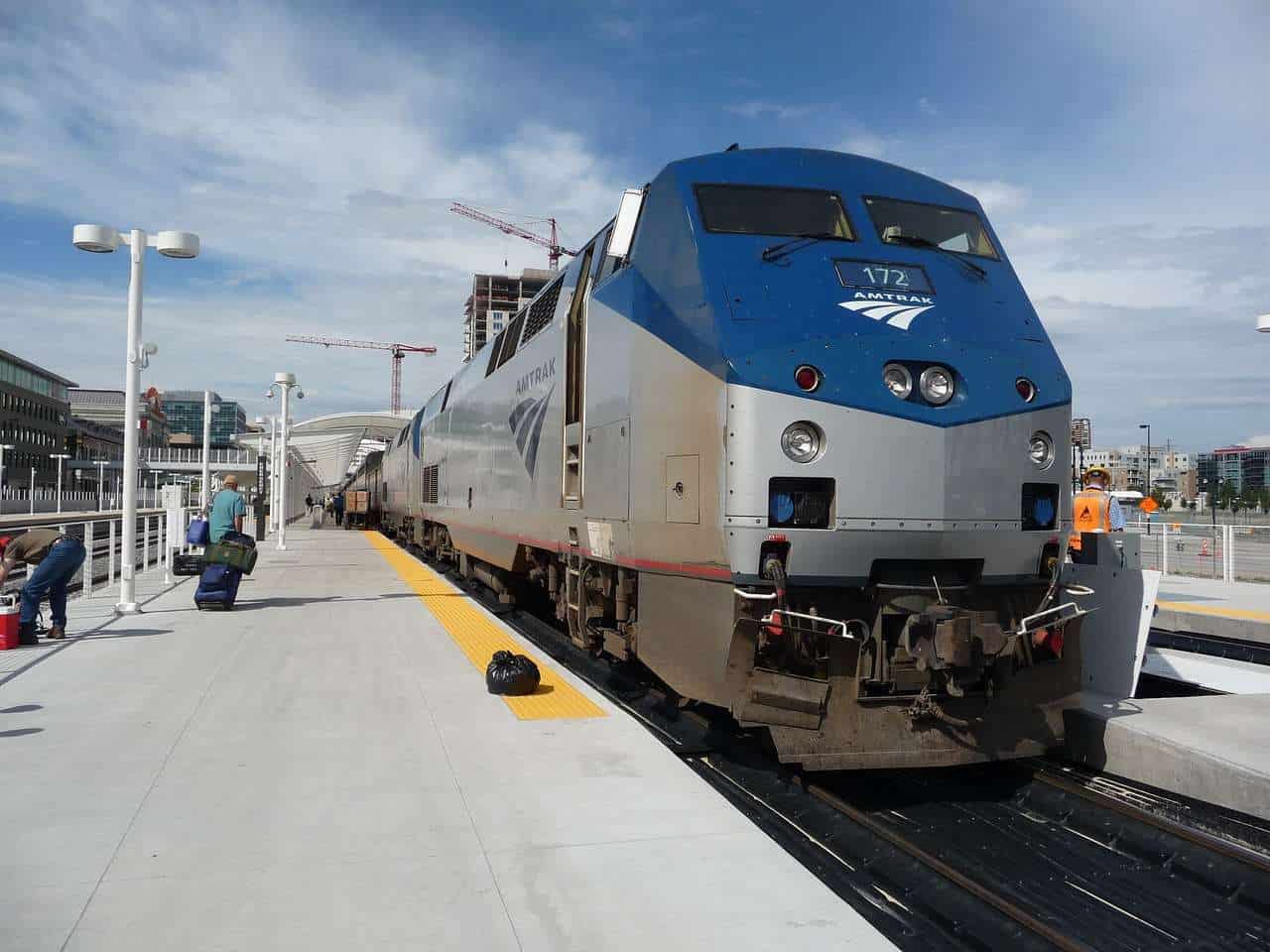 Hochgeschwindigkeitszug am Bahnhof in einer modernen Stadt, Nahaufnahme eines Amtrak-Zuges auf dem Bahnsteig.