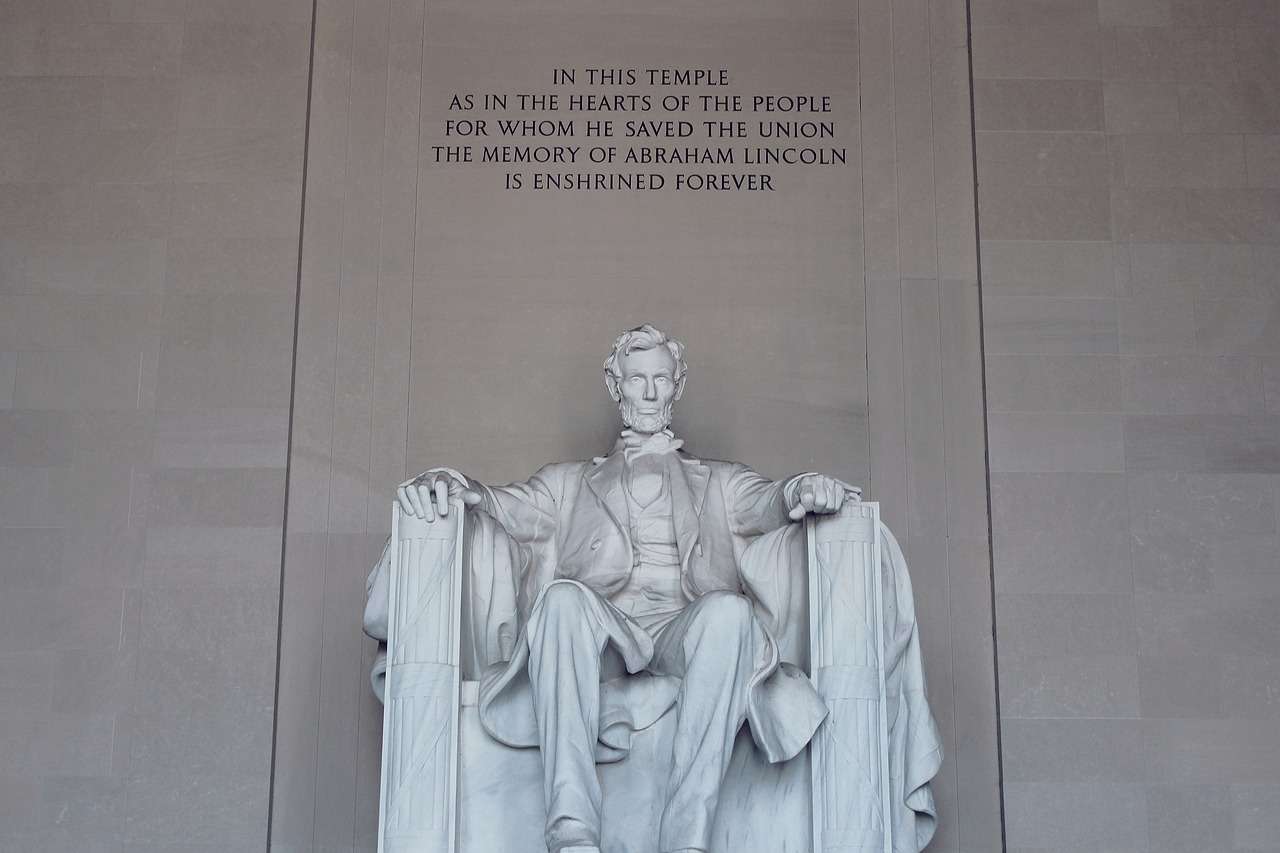 Architektur des Lincoln Memorial in Washington, D.C., symbolisiert amerikanische Geschichte und Freiheit mit beeindruckender Statue.