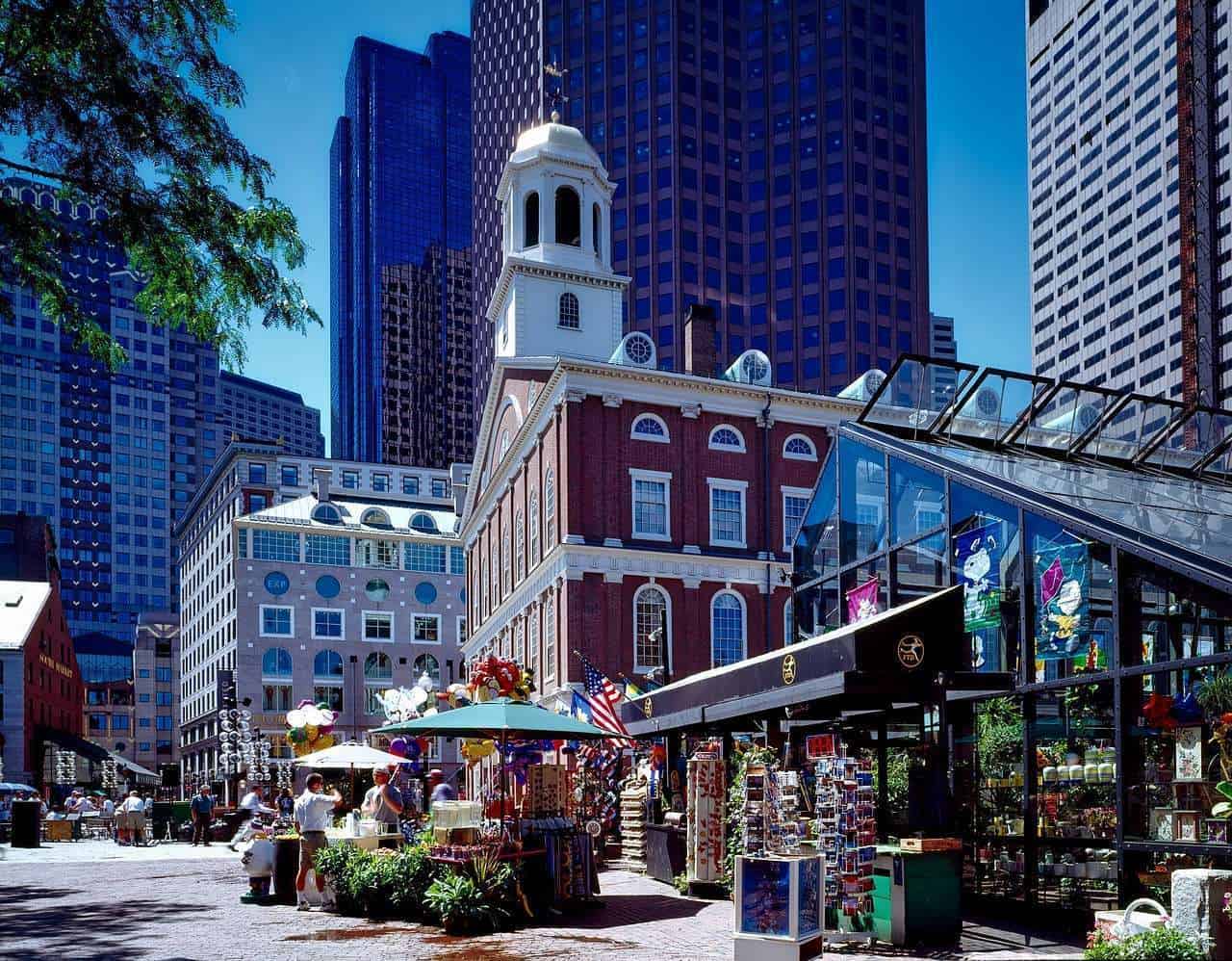 Vielfalt der amerikanischen Stadtlandschaft mit historischen Gebäuden, modernen Wolkenkratzern und lebhaften Straßenmärkten in den USA.