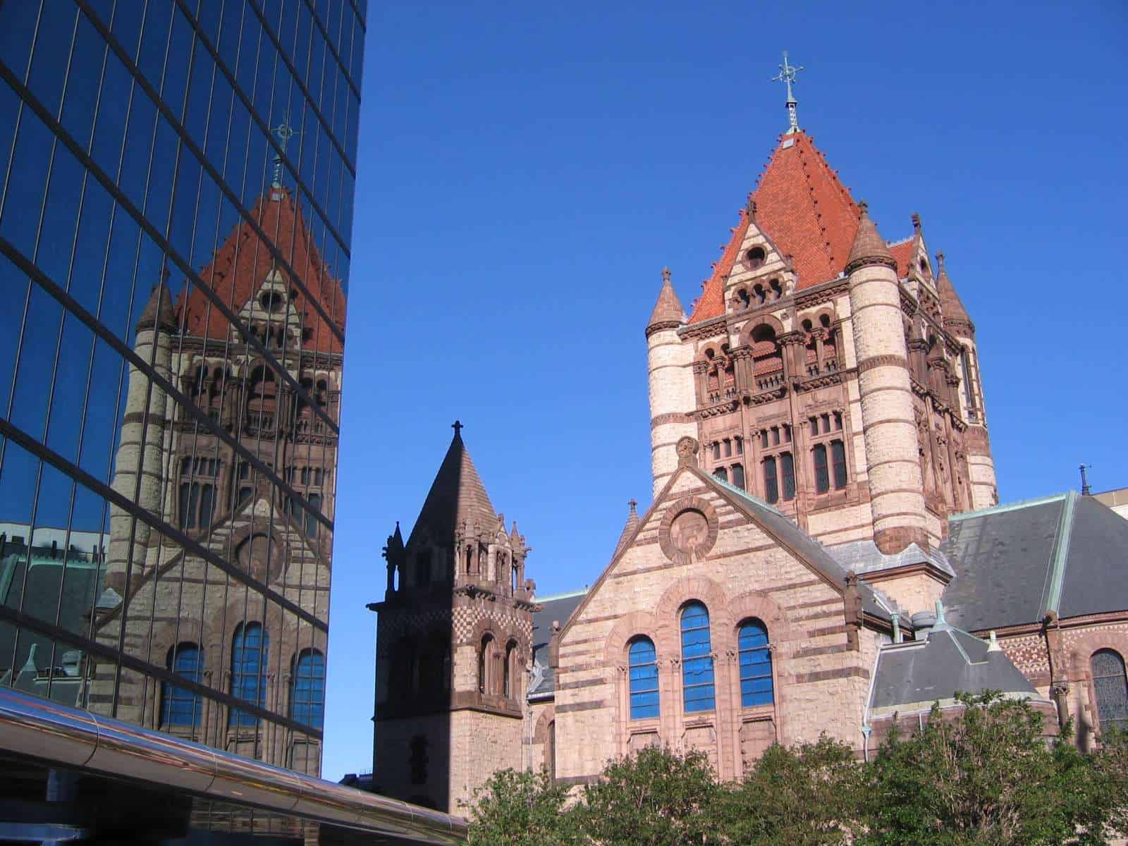 Die Trinity Church spiegelt sich im Hankock Tower