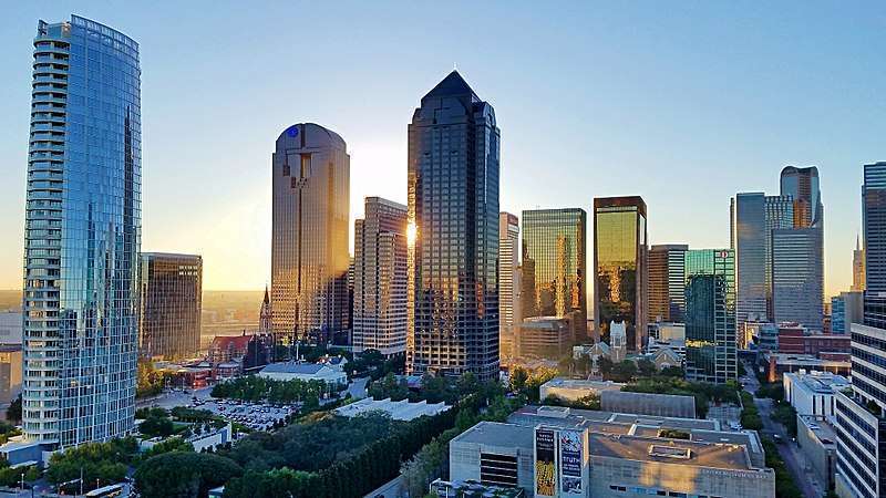 Elegante Skyline von Dallas mit modernen Wolkenkratzern bei Sonnenuntergang, im Bundesstaat Texas, USA, in einem urbanen Umfeld. Perfekt für Reise- und Stadtbild-Themen.
