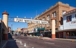 Hochwertiger Blick auf die historische Fort Worth Stockyards in Texas, bekannt für traditionelle Western-Atmosphäre, alte Backstein-Gebäude und lebendige Innenstadt.