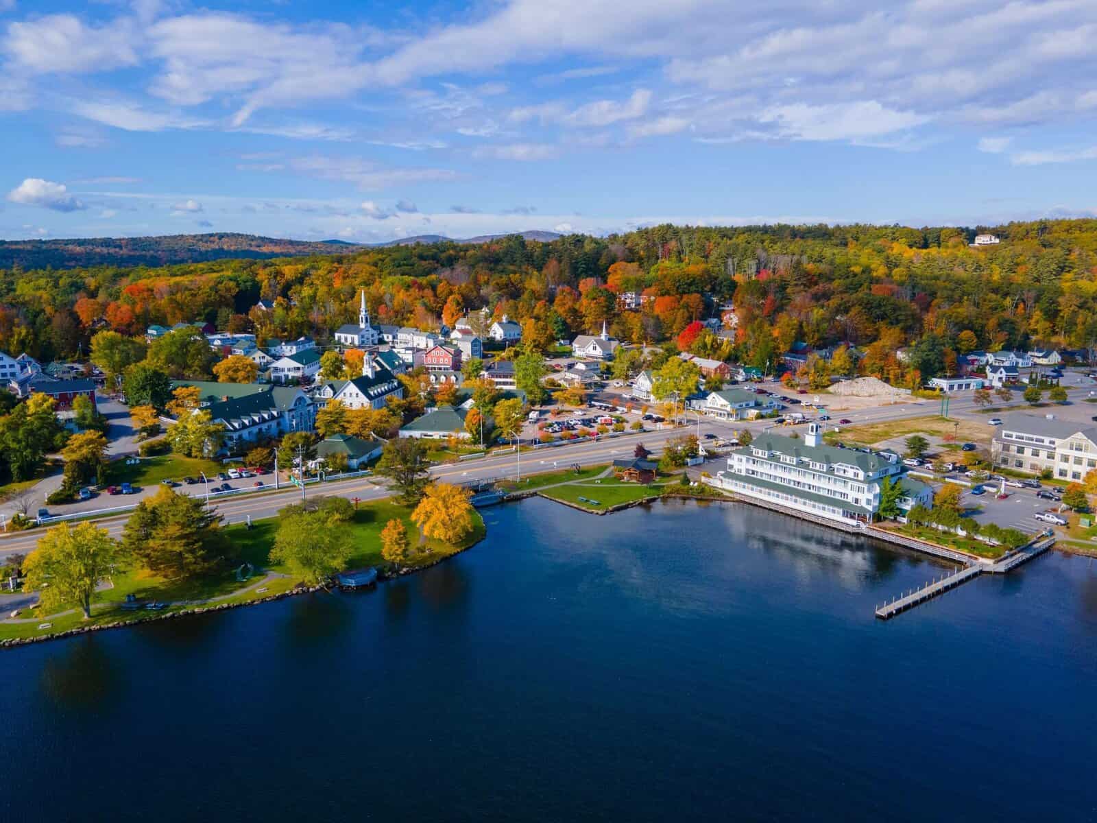 Herbstlandschaft in New England mit bunten Wäldern und malerischer Straße