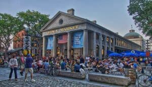 Quincy market in boston, historische markthalle mit menschen, amerikanisches flair, beliebter touristenziel, abendstimmung, innenstadt, quincy market in new england, amerikanische architektur, öffentliches pflaster, kulturelles zentrum.