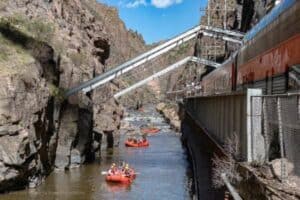 Am Fluss entlang führt die Route des Royal Gorge Trains