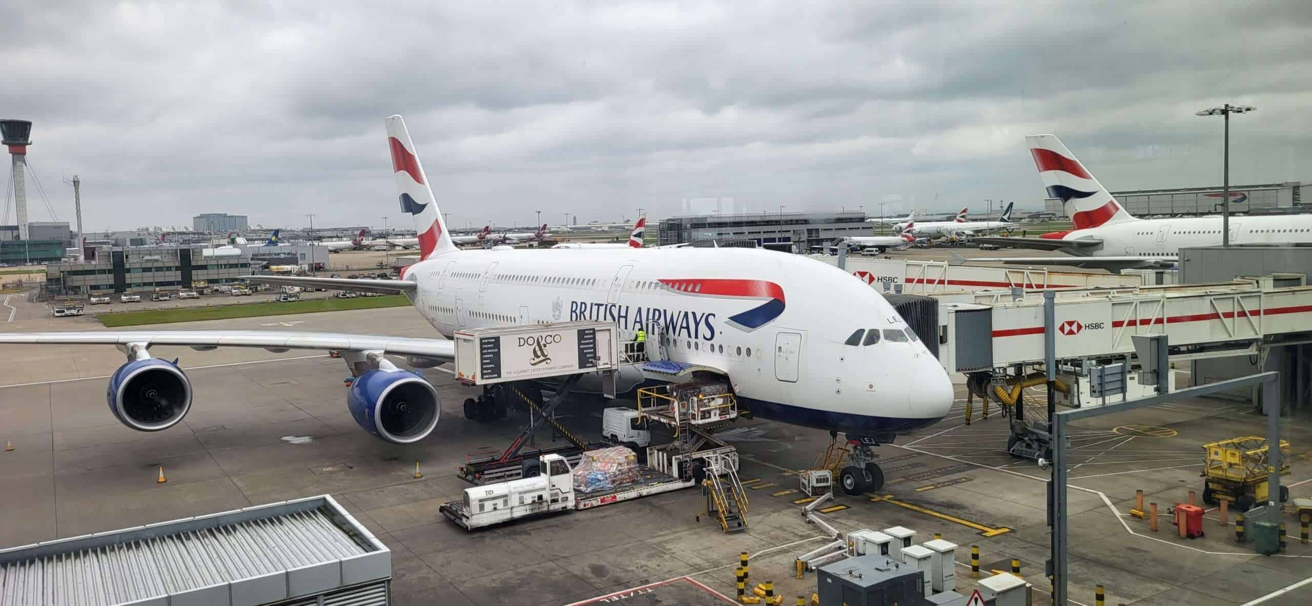 Ein Airbus 380 von British Airways in London Heathrow