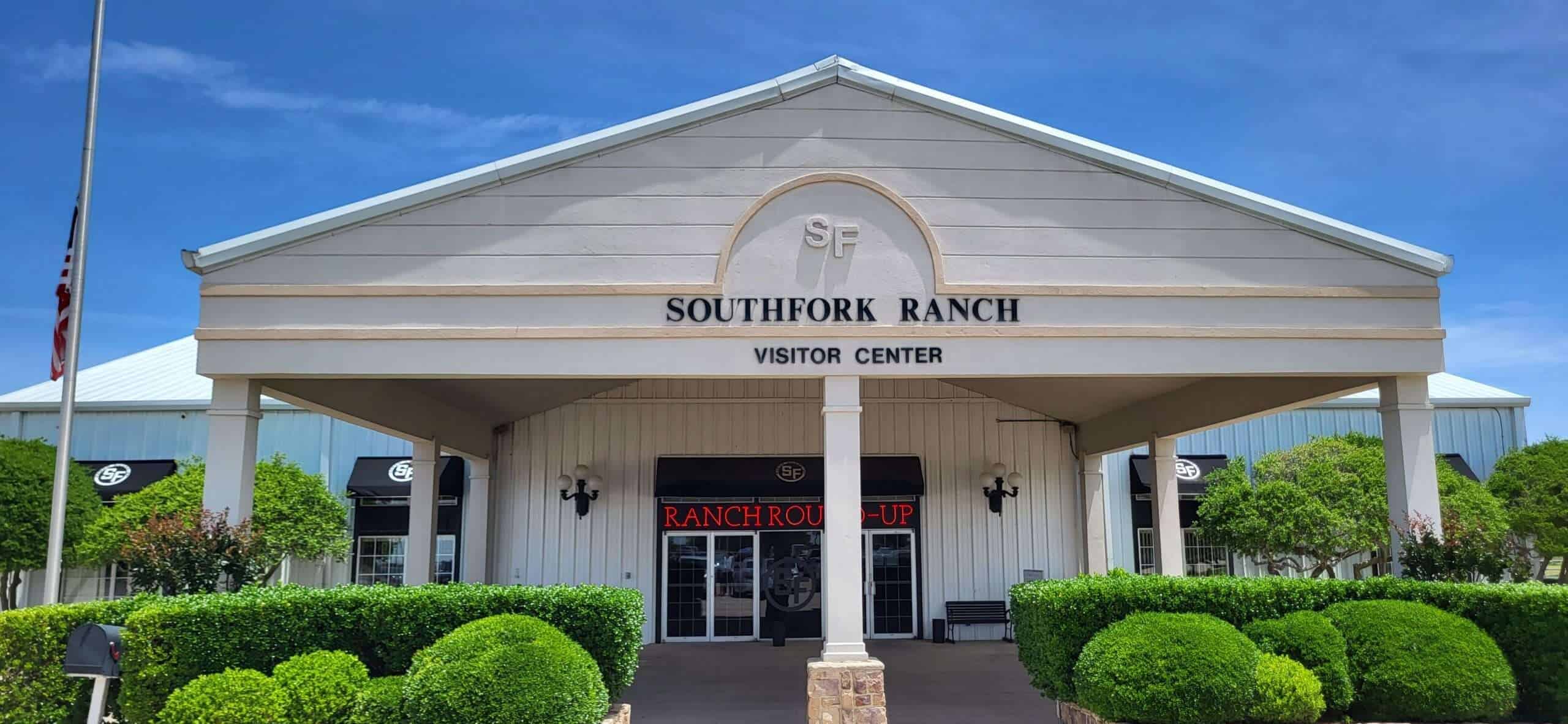 Hier sieht man den Eingang zum Museum auf der South Fork Ranch