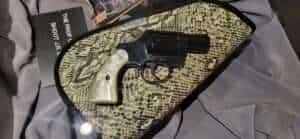 Im Museum der Southfork Ranch Im Museum sieht man den Revolver, mit dem JR erschossen wurde