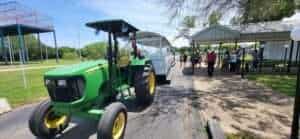 Southfork Ranch  Mit einem Traktor mit Anhänger wird man zur Southfork Ranch gefahren