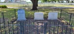 Die Gräber Southfork Ranch Die Gräber von Jock Ewing, Miss Ellie und JR auf der Southfork Ranh