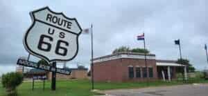 Elk City Oklahoma Das Route 66 Museum in Elk City mit dem Route 66 Zeichen davor
