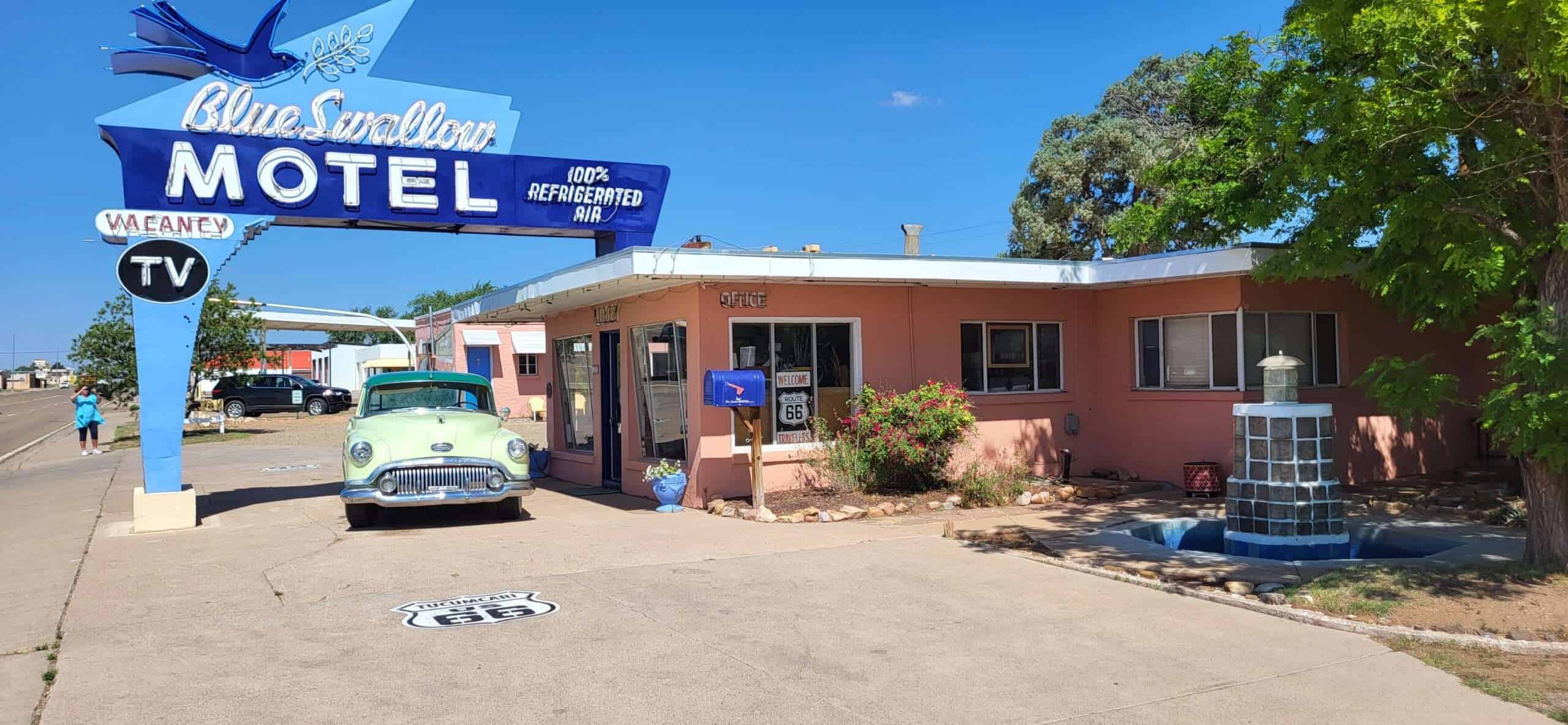 Altes amerikanisches Motel im Retro-Stil mit Route 66, Neonbeschilderung und Vintage-Auto, repräsentativ für nostalgische amerikanische Reisedestinationen, ideal für USA-Reisefotografie.