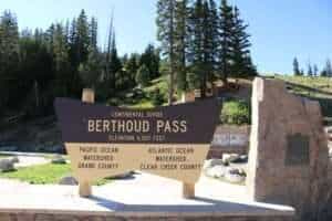 Hochwertige Aufnahme des Berthoud Pass Schildes auf der Continental Divide, umgeben von Bäumen und Bergen. Perfekt für Naturliebhaber und Reiseenthusiasten, die die USA erkunden.