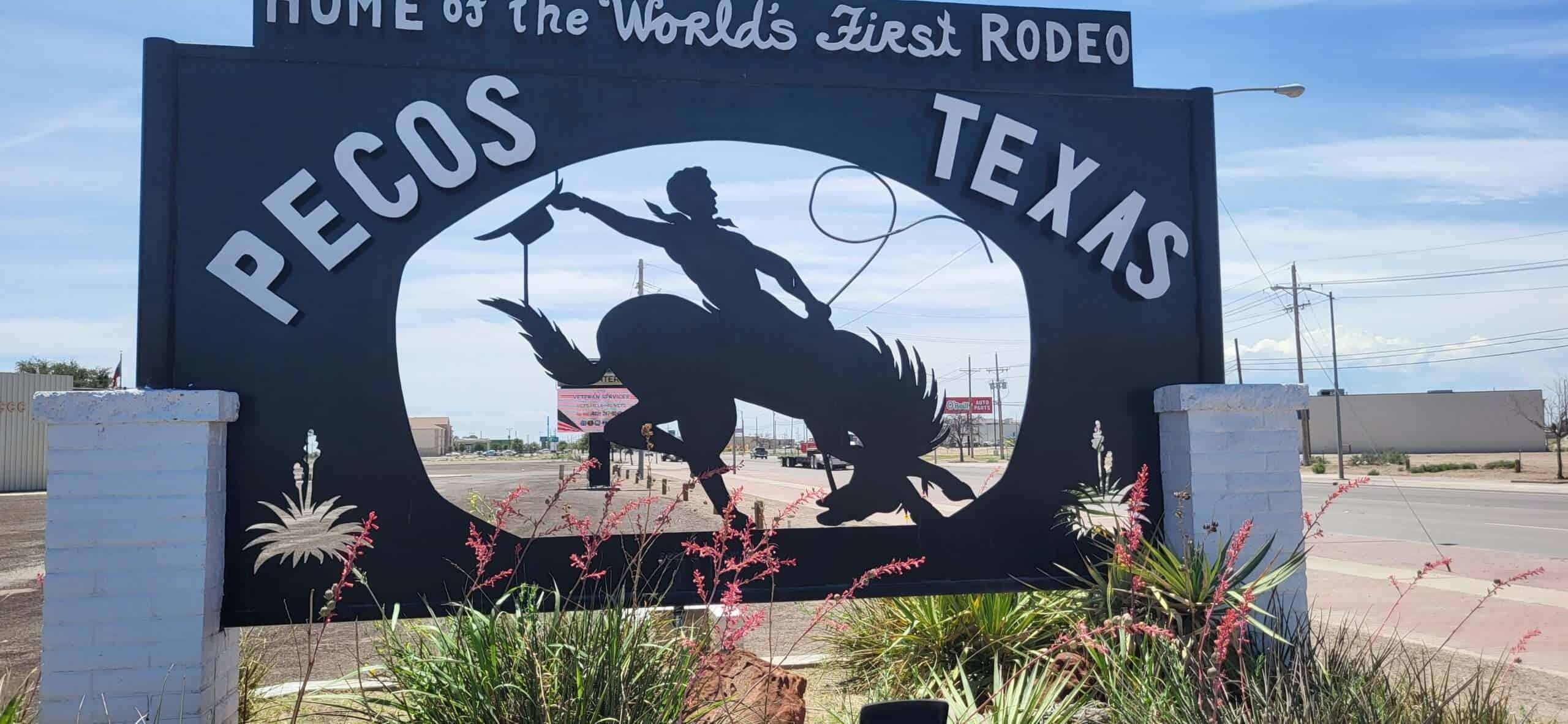Das Ortsschild von Pecos zeigt wofür die Stadt bekannt ist, das Rodeo