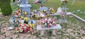 Texas Die Graäber der Mexikaner sind bunt geschmückt