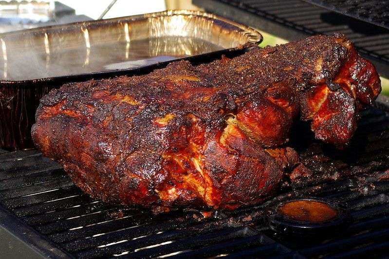 Barbeque Bei so einem Stück Fleisch auf dem Grill läuft einem das Wasser im Mind zusammen