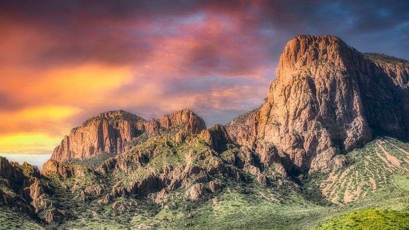 Felsformationen und Berglandschaft in den USA bei Sonnenuntergang, beeindruckende Natur und Panorama, ideal für Naturliebhaber und Abenteuerreisende.