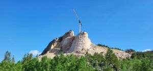 TGAR Aus den Wäldern der Black Hills ragt das Monumeht des Crazy Horse