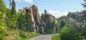 TGAR Mitten durch die Felsen führt die Straße