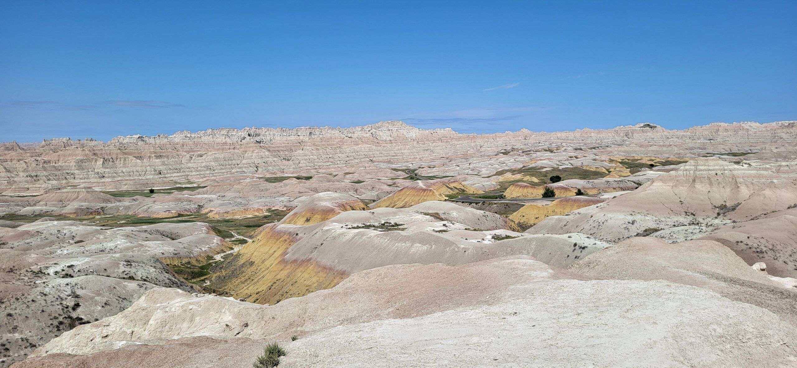 TGAR Farbenfrohe Felsenlandschaft im Badlands-Nationalpark, South Dakota, mit schroffen Felsformationen und bunten Sedimentschichten, bekannt für atemberaubende Natur- und Landschaftsfotografie.