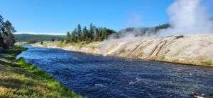TGAR Das Wasser des Grand Prismatic rinnt in den Yellowstone River