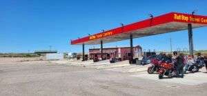 TGAR Eine Tankstelle in der Ödnis Wyomings