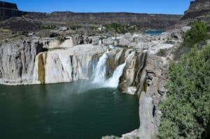 Shoshone Falls in Twin Falls, Idaho – beeindruckender Wasserfall am Snake River, auch bekannt als das „Niagara des Westens“, umgeben von Felsen und grüner Landschaft.