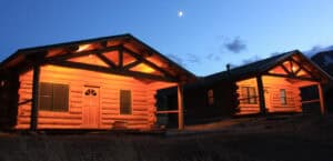 Rand Creek Ranch Die Gästeunterkünfte auf der Rand Creek Ranch am Abend