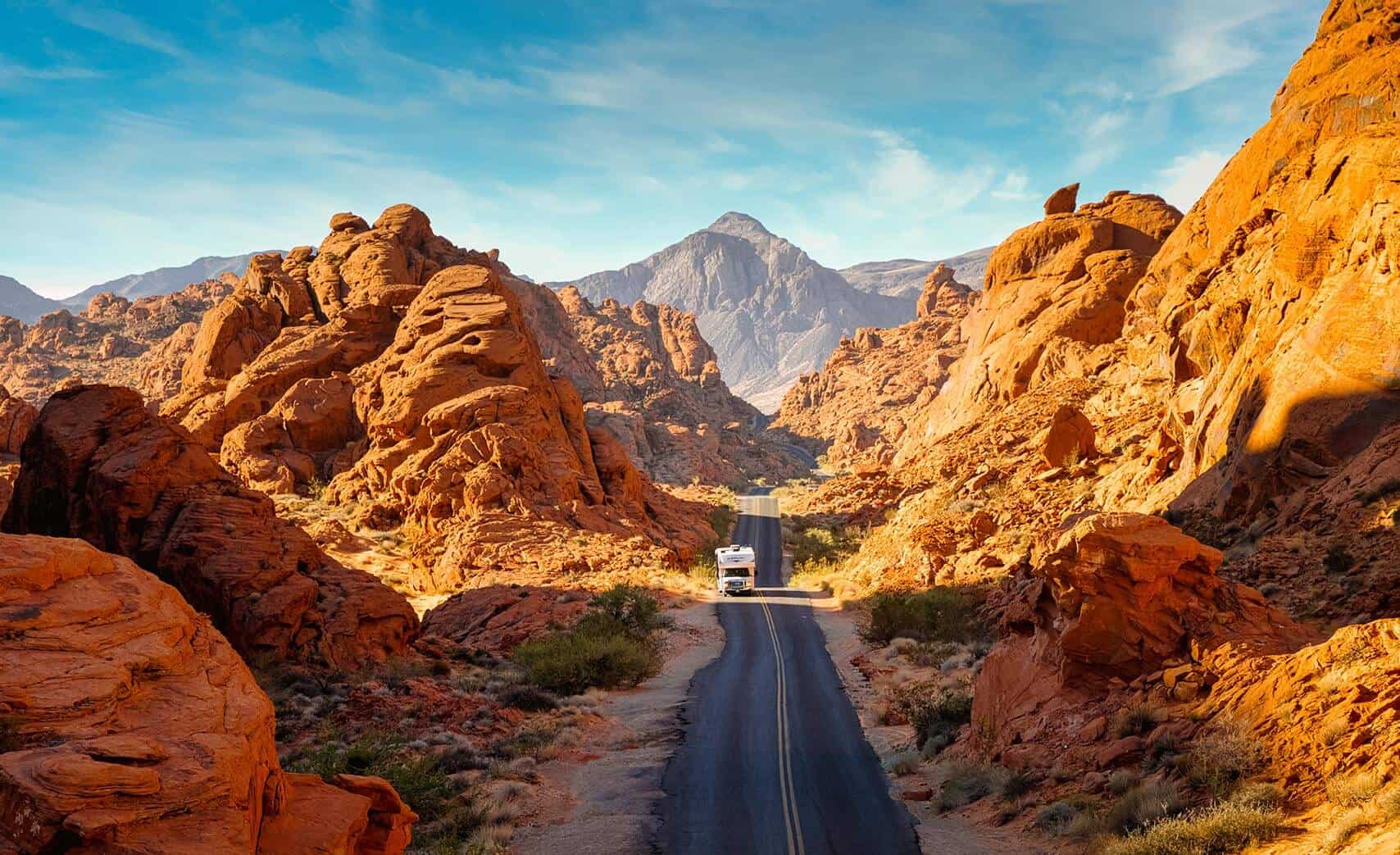 Ein Camper auf einer Straße durch die Berge