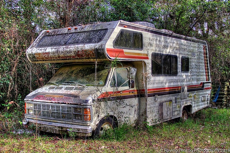 Ein altes Wohnmobil verwildert in der Natur