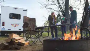 Lagerfeuer vor einem Camper
