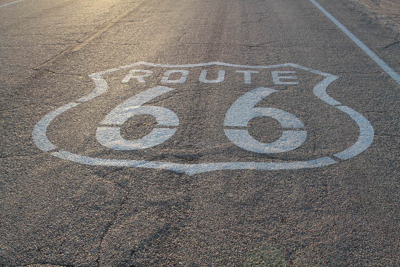 Das Zeichen der Route 66 auf dem Asphalt einer Strasse