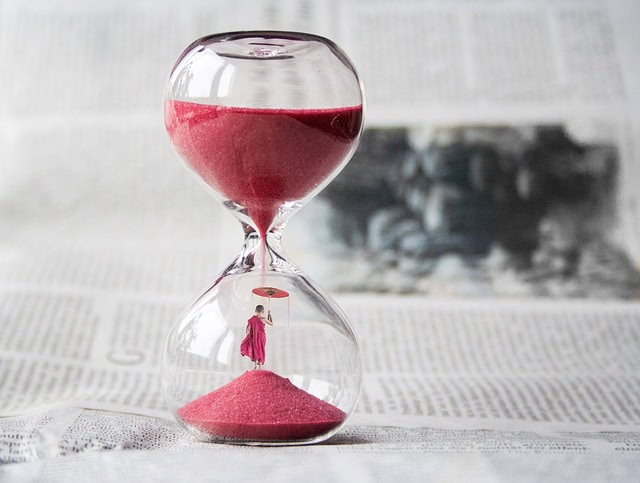 hourglass-1875812_640 Eine Sanduhr mit rosafarbenem Sand