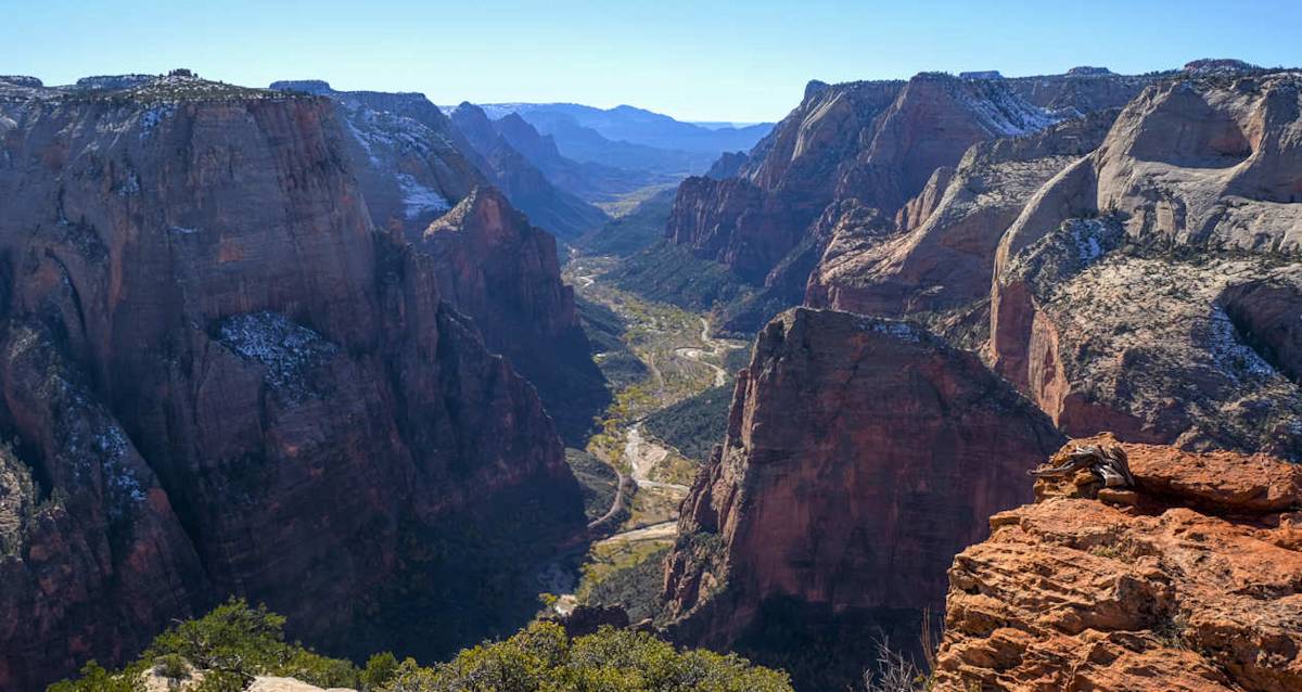 Zion Nationalpark in Utah mit roten Felswänden und grüner Tallandschaft