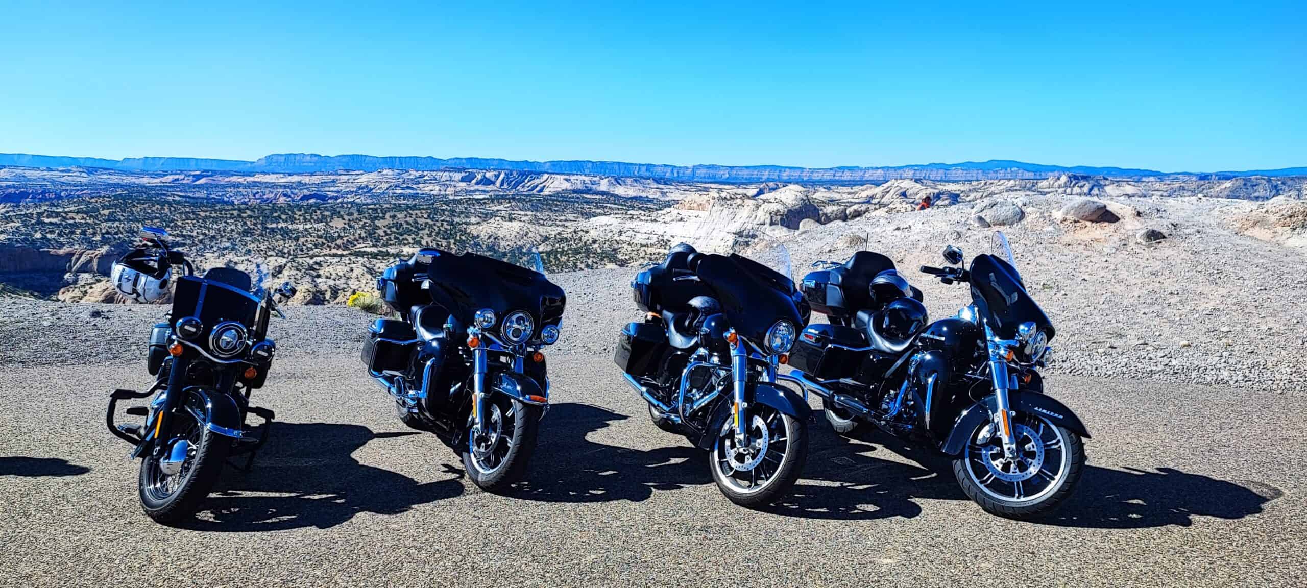 Motorräder in einer kargen Landschaft