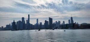 Eine Skyline einer Satdt an einem See