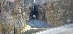 Ein Felstunnel durch den ein Auto fährt