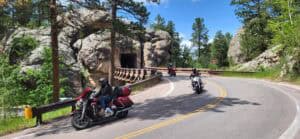 eine kurve mit Motorrädern