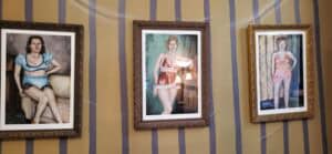 Frauenbilder an einer Wand