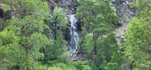 Ein wasserfall in einer schlucht