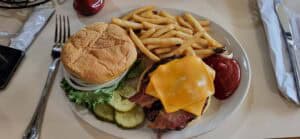 eine amerikanischer burger mit pommes