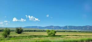 eine weite landschaft mit bergen im hintergrund