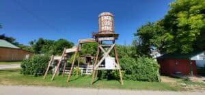 ein wasserturm aus Holz