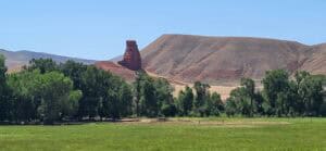 ein großer felsen mitten in der Landschaft