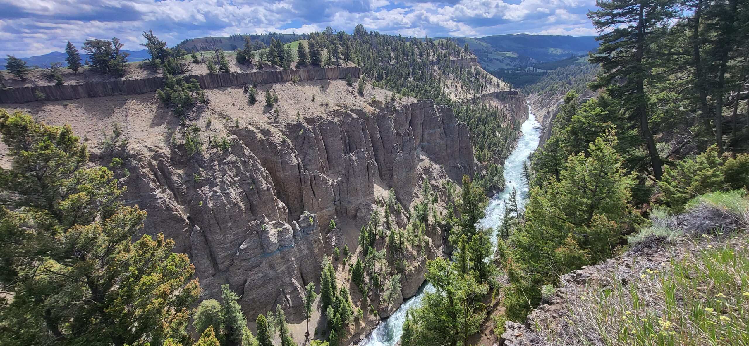 eine fluß in einem tiefen Canyon