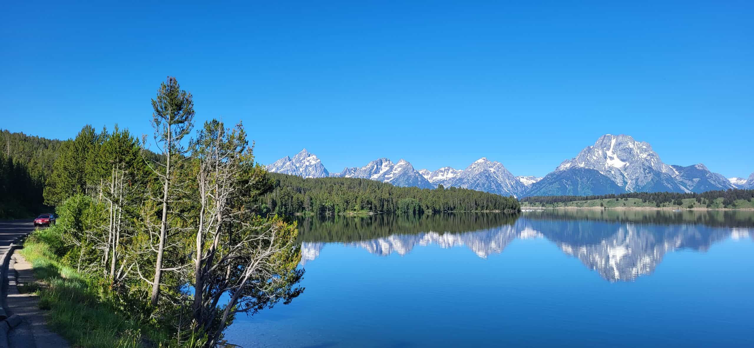 ein see in dem sich berge spiegeln