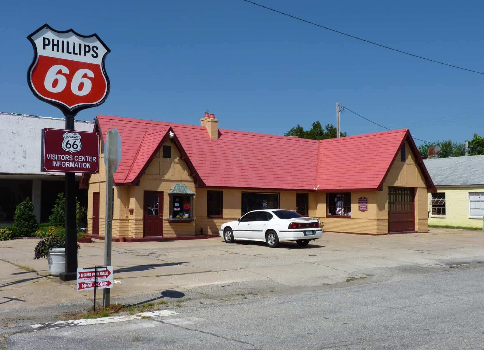 Baxter_Springs_Independent_Oil_and_Gas_Service_Station Ein Haus an einer Strasse mit dem Route 66 Zeichen