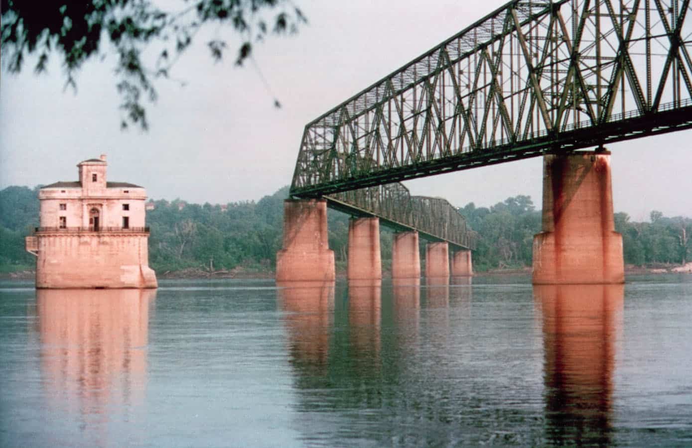 ChainOfRocksBridge_StLouisMO Brücke aus Eisen über einen Fluss