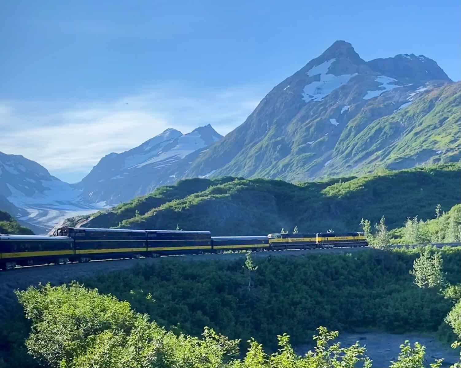 ein zug in einer berglandschaft